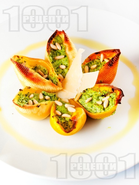 Пълнени конкилиони (паста) с рикота, спанак, сметана и кедрови ядки - снимка на рецептата